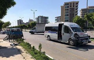 Servis otobüsü kamyonetle çarpıştı: 5 yaralı