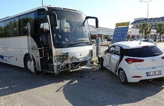 Servis otobüsü otomobile çarptı, baba ve 5 yaşındaki...