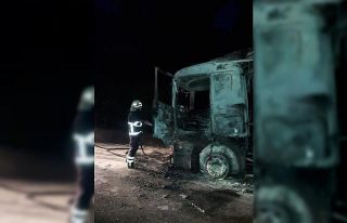 Seyir halindeki beton mikseri alev aldı