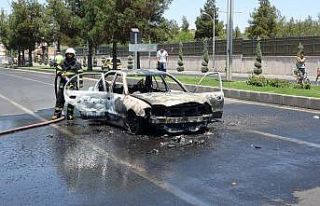 Seyir halindeki otomobil alev aldı, geriye külü...