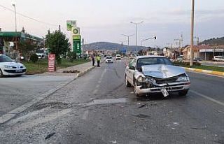 Seyir halindeki otomobil öndeki araca çarptı; 2...