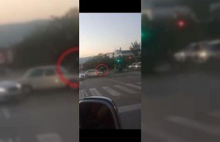 Seyir halindeki otomobilde Türk işi tamir kamerada