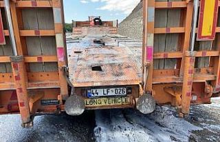 Seyir halindeki tırın çekicisi bir anda alev aldı