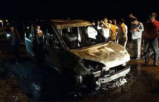 Seyir halindeyken alev alan hafif ticari araç yandı