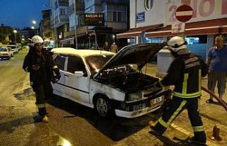 Seyir halindeyken dumanlar yükselen araç, alev alev...