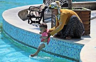 Sıcak havadan bunalan bebeğini böyle serinletti