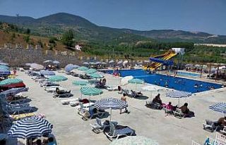 Sıcaktan bunalan Bilecikliler havuza akın etti