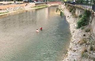 Sıcaktan bunalan çocuklar Çoruh’ta serinliyor