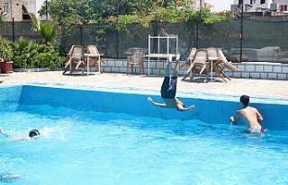 Sıcaktan bunalan çocuklar havuzlara koştu