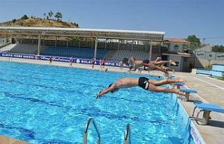 Sıcaktan bunalanlar havuzlara akın etti