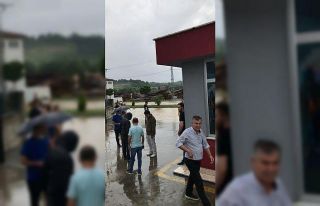 Şiddetli sağanak yolları göle çevirdi
