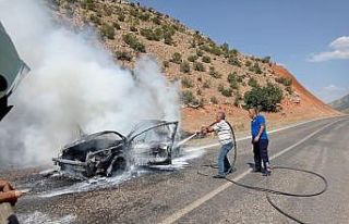 Siirt’te seyir halindeki bir araç aniden alev aldı