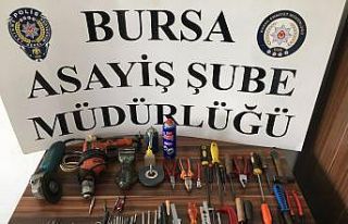 Silah imâlathanesi olarak kullandığı evinde kendini...