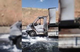 Silvan - Batman yolunda seyir halindeki kamyonet alev...