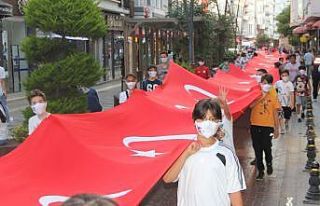 Sinop’ta demokrasi yürüyüşünde 120 metrelik...