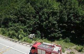 Sinop’ta otomobil şarampole yuvarlandı: 2 yaralı