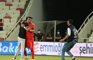 Sivasspor-Petrocub maçında sahaya taraftar girdi