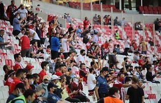 Sivassporlu taraftarlar tribünlerde