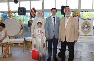 Siyasi parti temsilcileri sünnet düğününde bir...