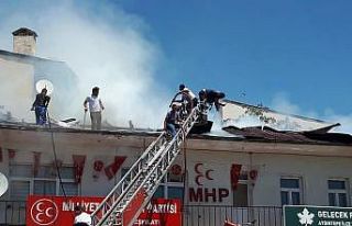 Siyasi partilerin bulunduğu binanın çatısında...