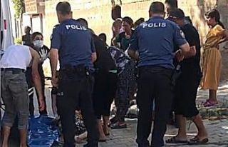 Sokak ortasında eşini bıçakla yaralı