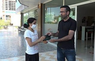 Sokakta bulduğu içi altın dolu çantayı sahibine...