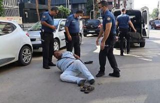 Sokakta ihtiyaç giderirken yakalandı, kelepçelenince...