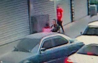 Sokakta vahşet anları, genç kızın darp edilme...