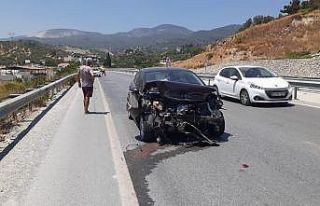 Söke’deki kazada otomobil bariyerlere çarptı