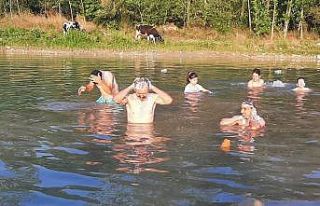 Su kesintilerini protesto için derede banyo yaptılar