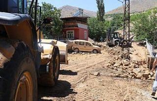 Sulama kanalı patladı, evler su altında kaldı