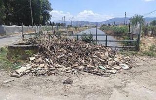 Sulama kanalındaki çöpler çıkarıldı, yol kenarına...