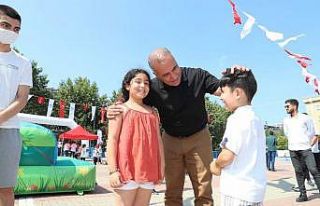 Sultangazili binlerce çocuk, bayramda eğlenceye...