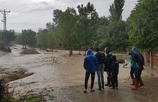 Suluova’da sağanak yağış dereyi taşırdı,...
