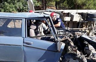 Süt kamyonu ve otomobil çarpıştı: 2 yaralı