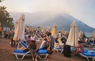 Tahliye edilen otellerdeki tatilciler sahile getirildi