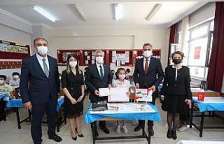 Tahmazoğlu, öğrencilerin karne sevincine ortak...