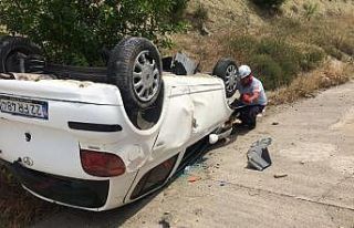 Takla atan otomobilde anne ve kızı yaralandı
