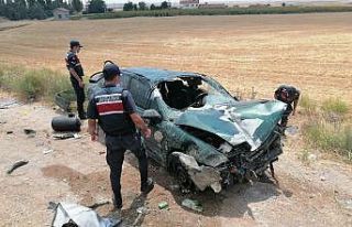 Takla atarak hurdaya dönen otomobilde 1’i bebek...