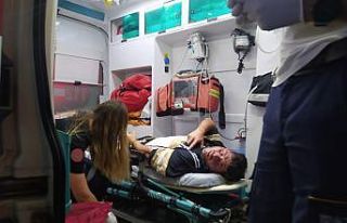 Taksici hasımlarından kaçarken motosiklete çarptı,...