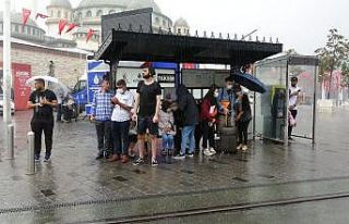 Taksim’de sağanak yağış vatandaşlara zor anlar...