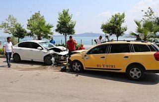 Taksiyle otomobil kafa kafaya çarpıştı: 3 yaralı