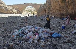 Tarihi cendere köprüsü çöpten geçilmiyor