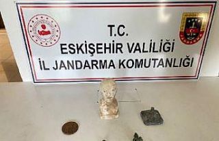 Tarihi eserlere alıcı ararken yakalandılar