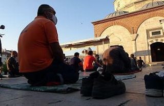 Tarihi Kale Cami’de bayram namazı