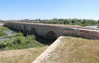 Tarihi köprüde içler acısı görüntüler