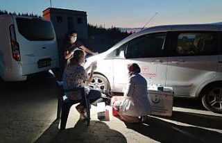 Tarım işçileri çalıştıkları tarlalarda aşılanıyor