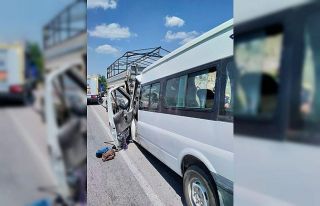 Tarım işçilerini taşıyan minibüs kamyonete arkadan...