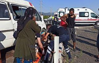 Tarım işçilerini taşıyan minibüsle otomobil...
