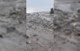Taşlıçay-Doğubayazıt yolu sel nedeniyle ulaşıma...